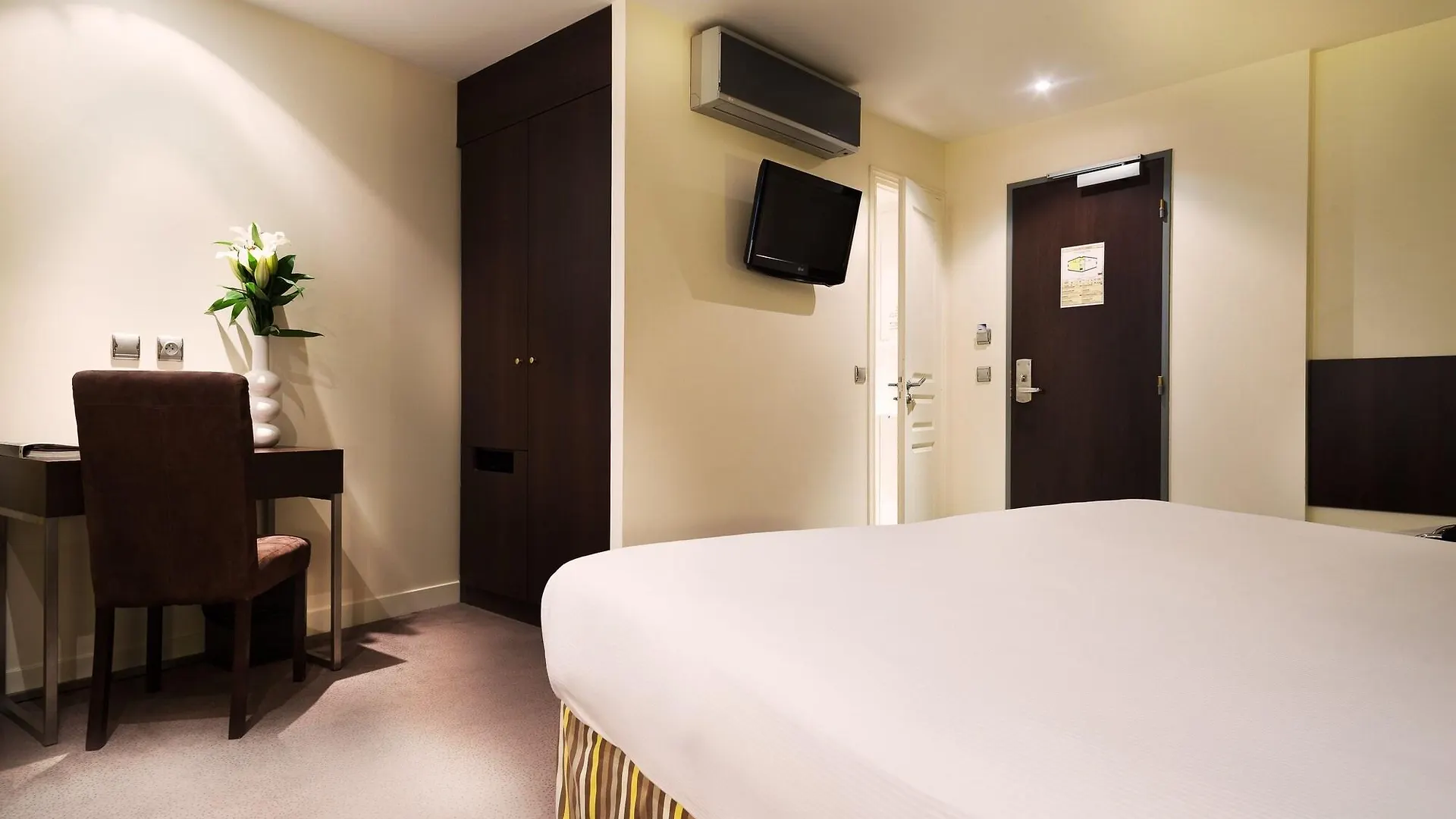 ***  Arc De Triomphe Hotel Paris France