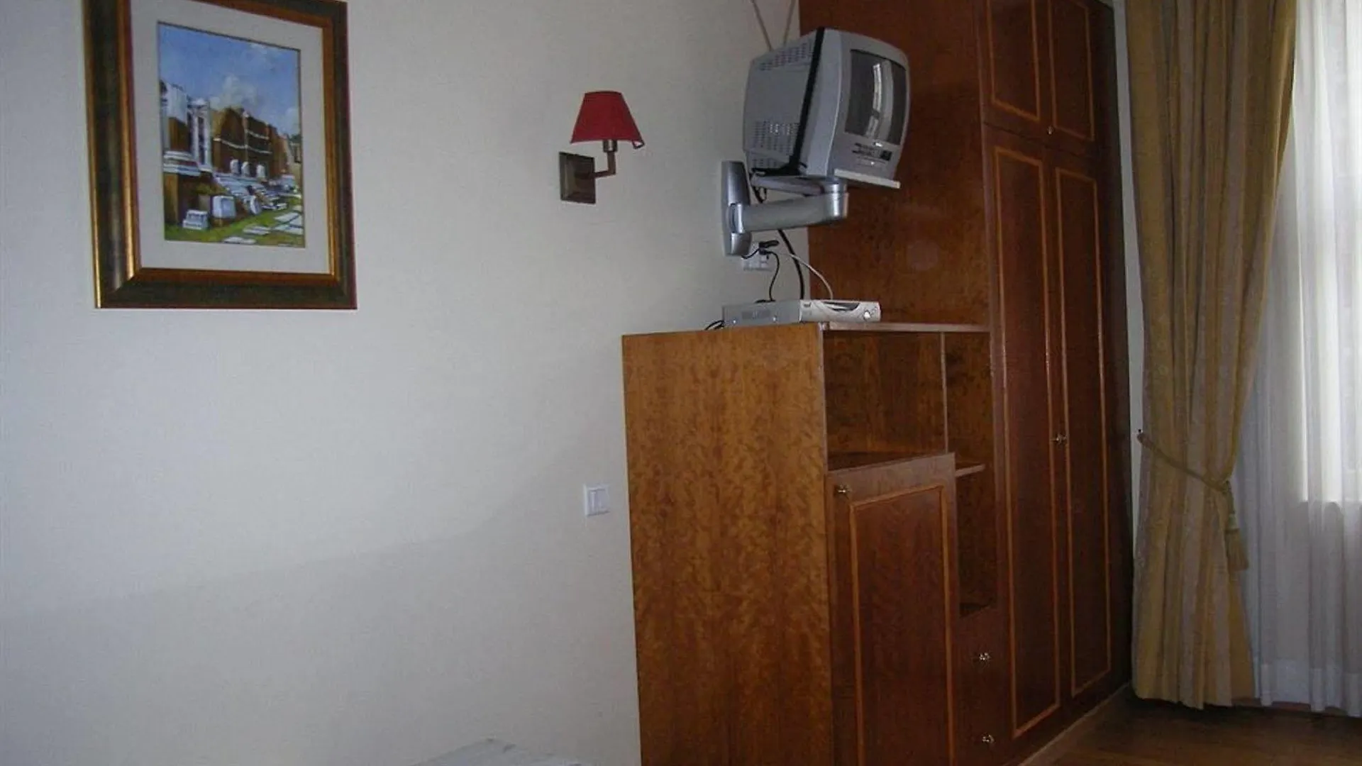 Arc De Triomphe Hotel Paris 3*,