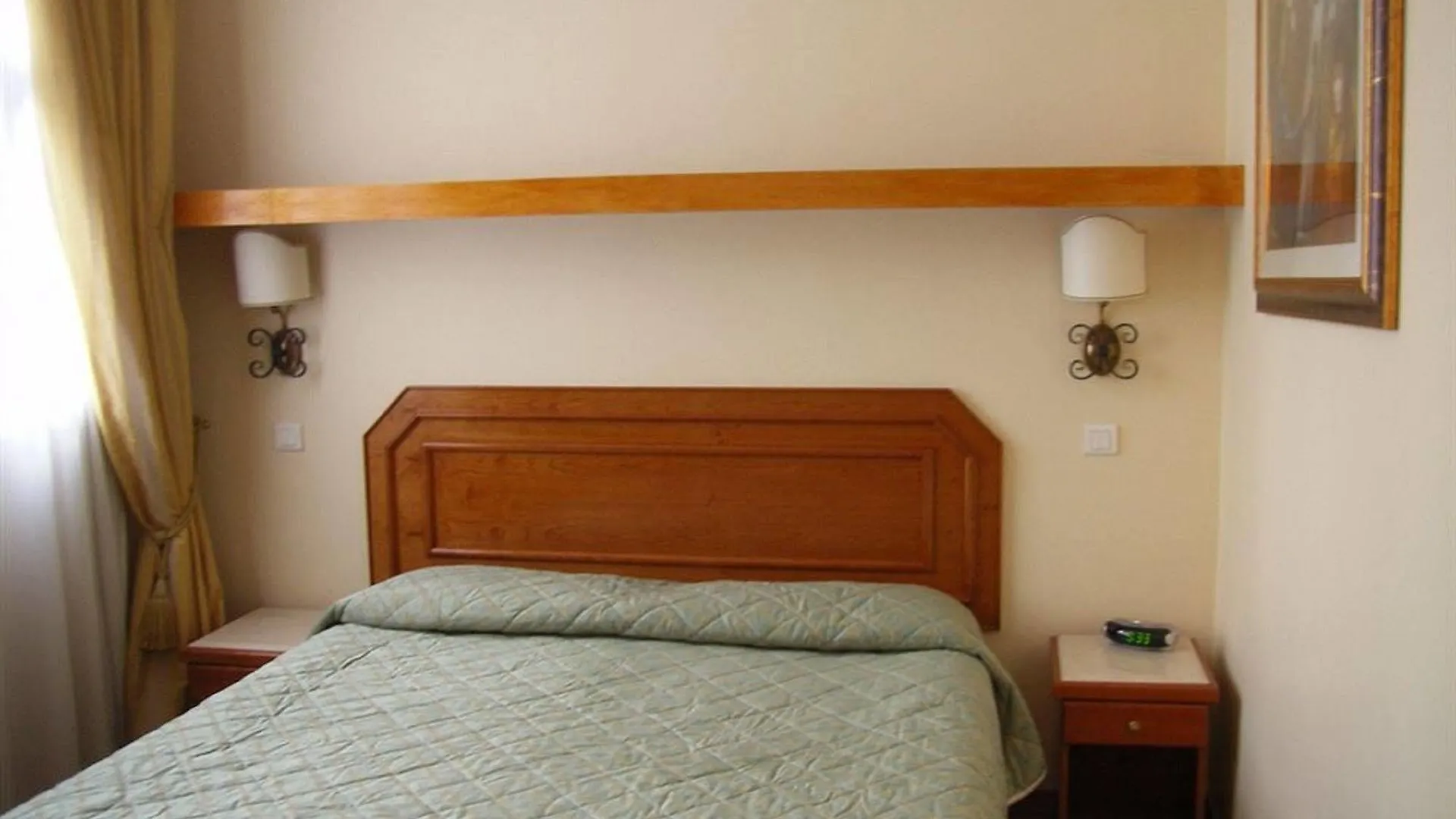 Arc De Triomphe Hotel Paris 3*,  France